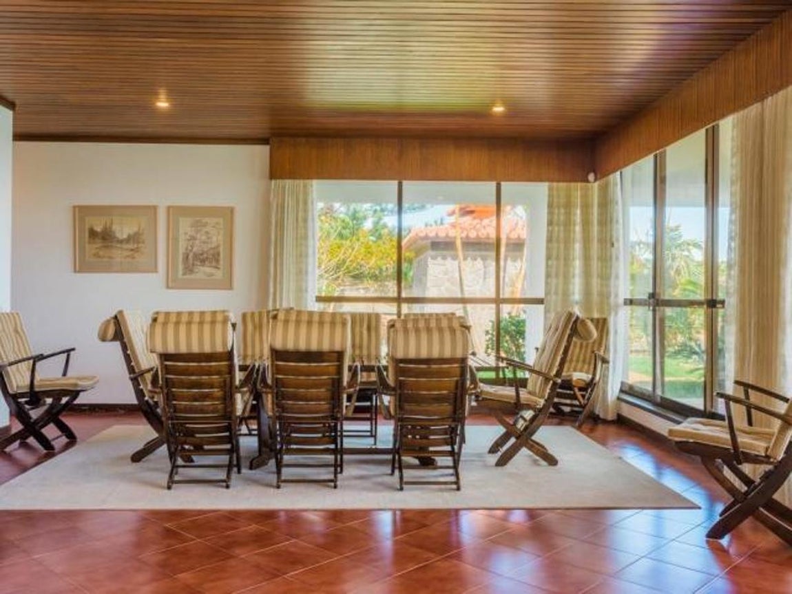 La propiedad, que le cuesta al jugador 4.000 euros al mes, se encuentra muy cerca del aeropuerto que lleva el nombre del delantero estrella. Cuenta con cinco habitaciones, piscina exterior y sala de juegos, entre otras comodidades. 