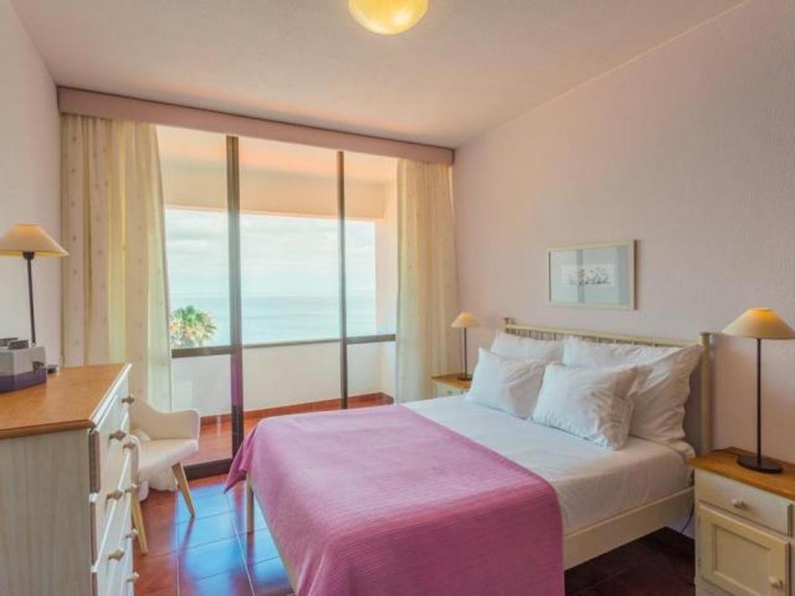 La propiedad, que le cuesta al jugador 4.000 euros al mes, se encuentra muy cerca del aeropuerto que lleva el nombre del delantero estrella. Cuenta con cinco habitaciones, piscina exterior y sala de juegos, entre otras comodidades. 