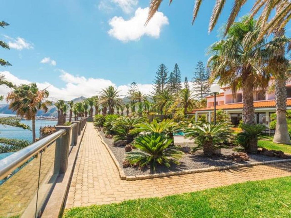 La propiedad, que le cuesta al jugador 4.000 euros al mes, se encuentra muy cerca del aeropuerto que lleva el nombre del delantero estrella. Cuenta con cinco habitaciones, piscina exterior y sala de juegos, entre otras comodidades. 