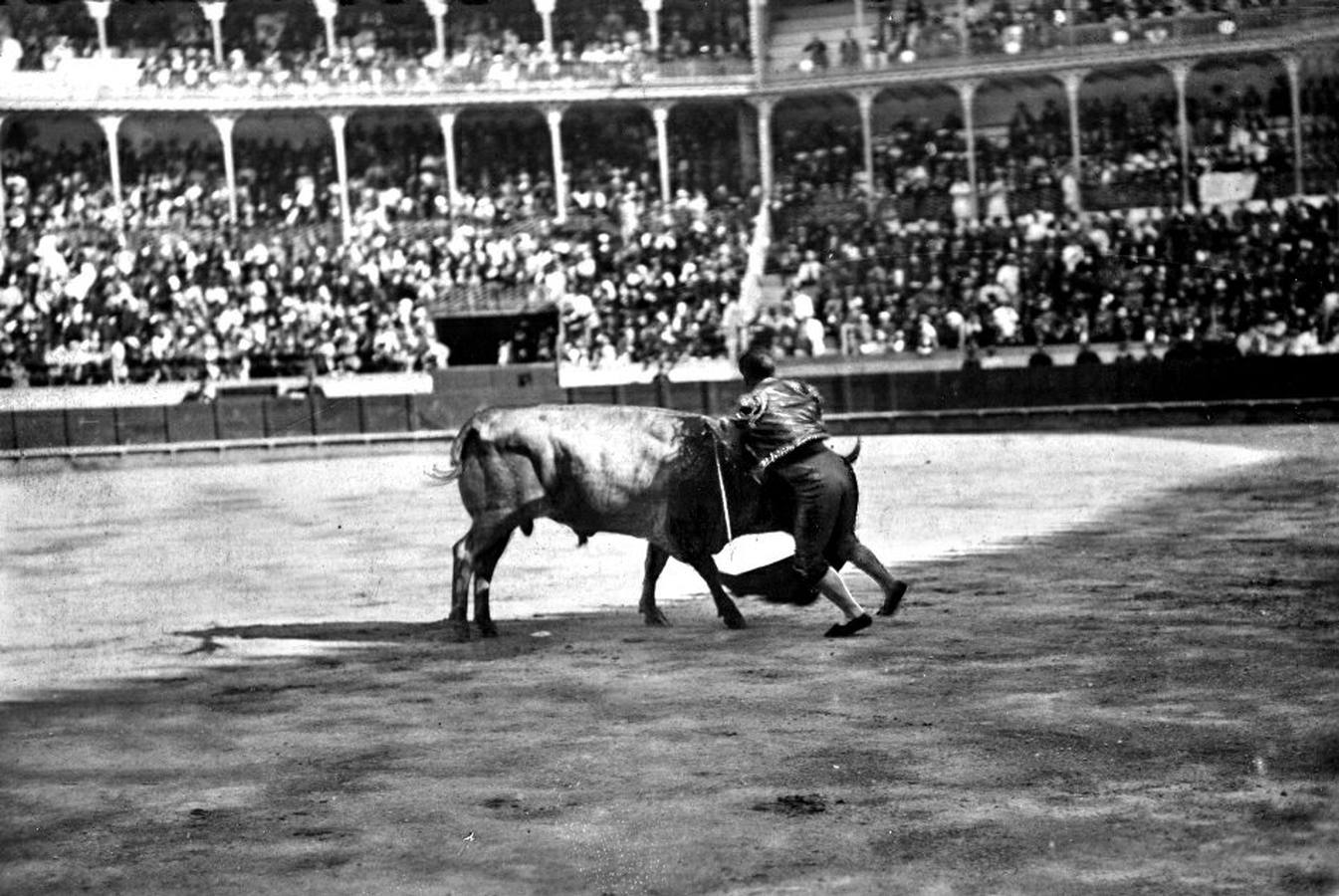 Joselito «El Gallo» entrando a matar en Córdoba en 1912