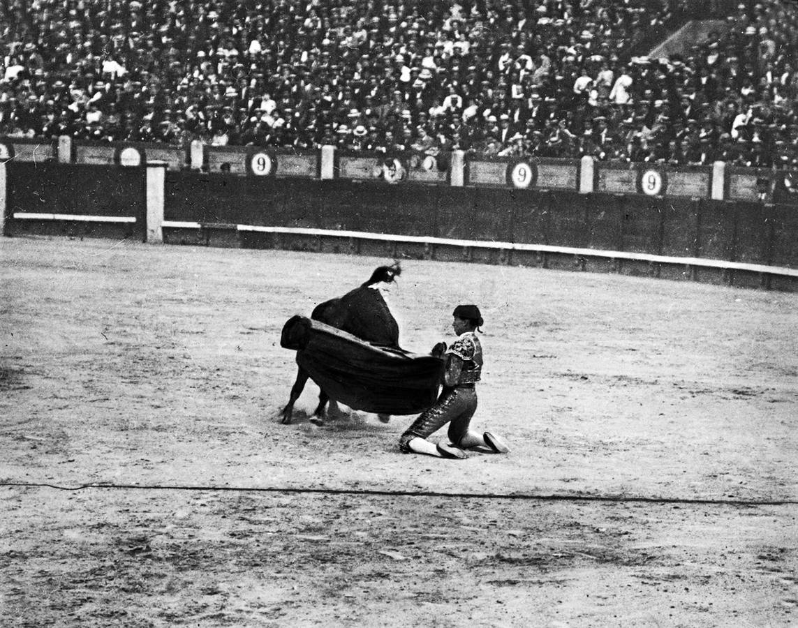 Joselito «El Gallo» hace un quiebro de rodillas en una novillada en Madrid en 1912