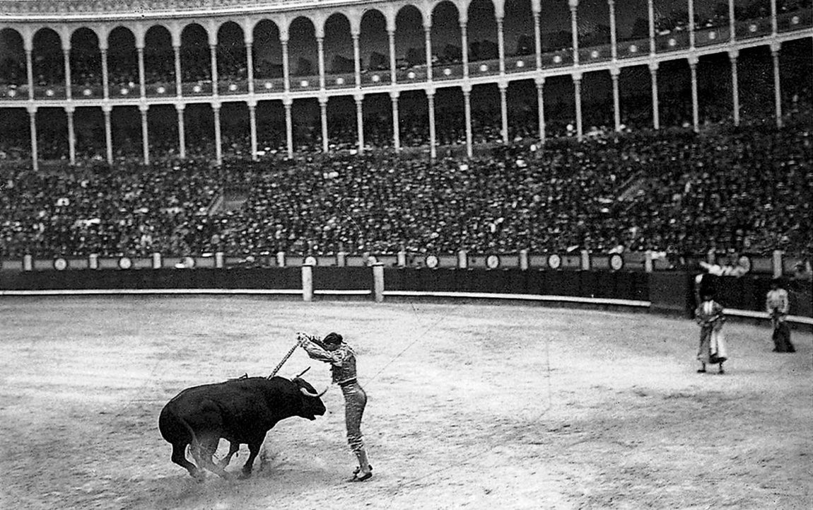 Joselito «El Gallo» poniendo unas banderillas en Madrid
