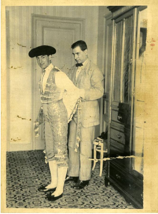 Joselito «El Gallo» visténdose de luces