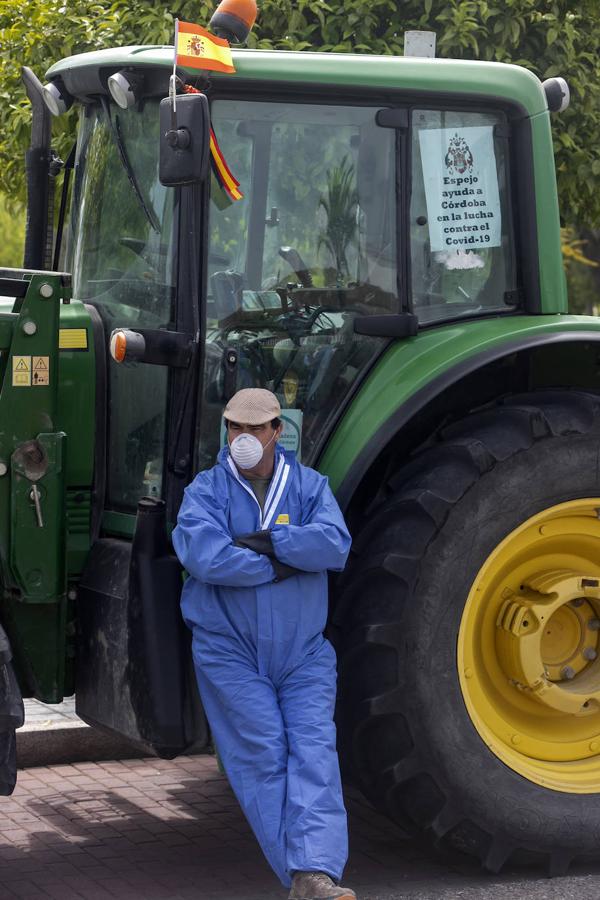 El homenaje de los agricultores a los sanitarios de Córdoba, en imágenes