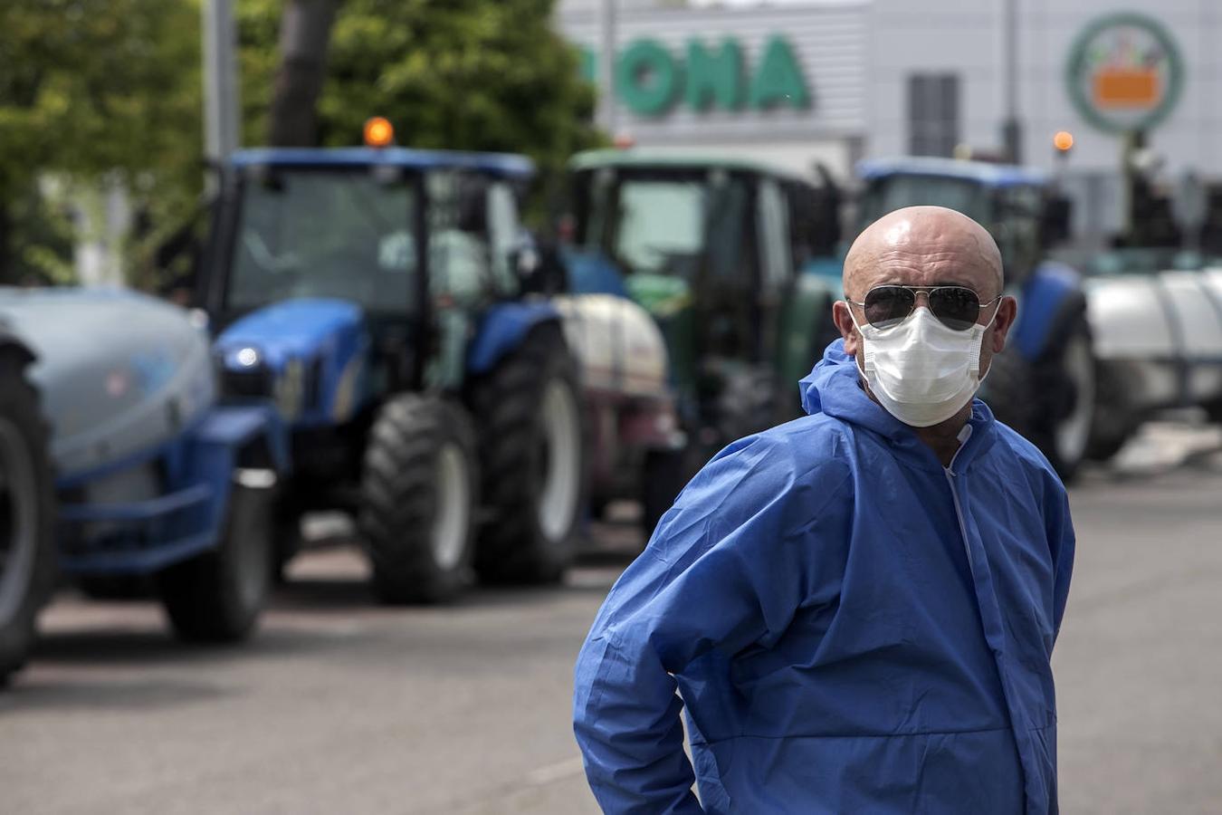 El homenaje de los agricultores a los sanitarios de Córdoba, en imágenes