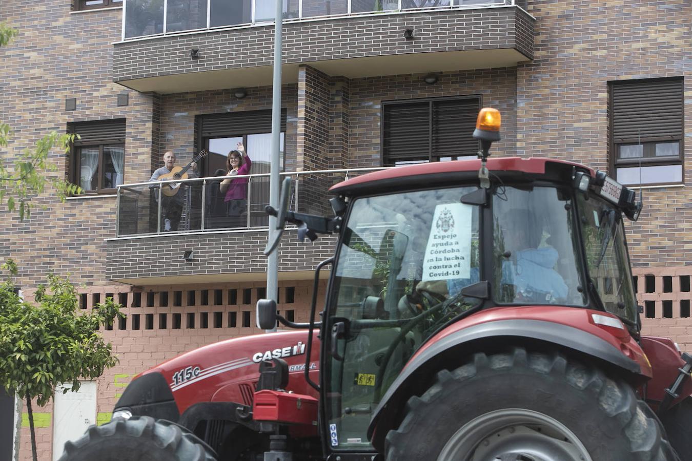 El homenaje de los agricultores a los sanitarios de Córdoba, en imágenes