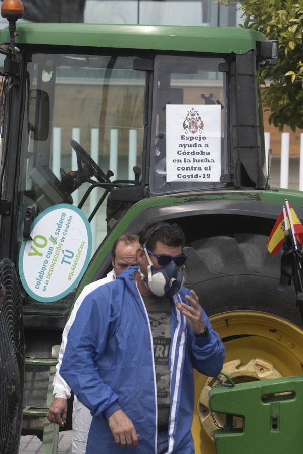 El homenaje de los agricultores a los sanitarios de Córdoba, en imágenes