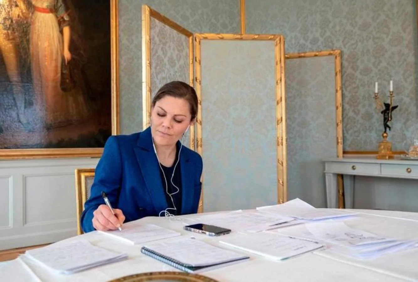 Victoria de Suecia. Siguiendo el ejemplo de la Reina Letizia, Victoria de Suecia cuenta con un despacho sencillo, sin demasiadas cosas que distraigan la atención de los verdaderamente importante: el trabajo