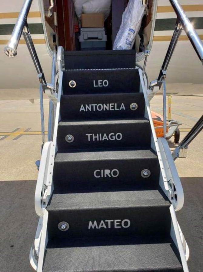 Pensado para viajes familiares. En las escaleras también están incluidos los nombres de su esposa Antonela y sus tres hijos Thiago, Ciro y Mateo, un distintivo que normalmente suele incluirse en los jets privados para personalizarlos todavía más.