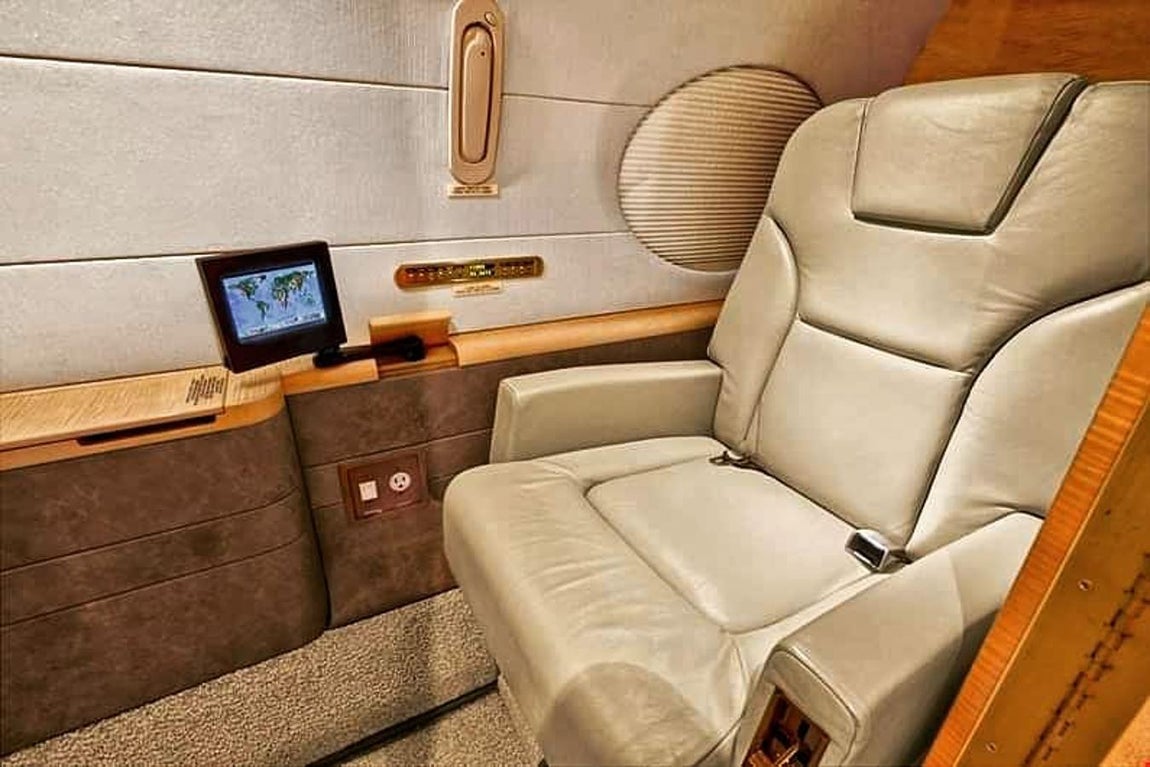 Asientos XXL. Los asientos son de tipo ejecutivo, amplios y espaciosos y pueden transformarse en amplias camas, especialmente útiles en los viajes transatlánticos. La decoración se basa en tonos crema, muy relajantes, relajantes y concebidos para transmitir paz y serenidad durante los trayectos.