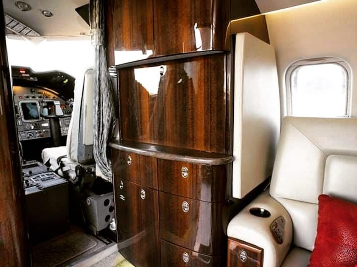 Capacidad para 16 personas. Cada detalle está cuidadosamente pensado, incluso la cabina del piloto posee una decoración acorde.