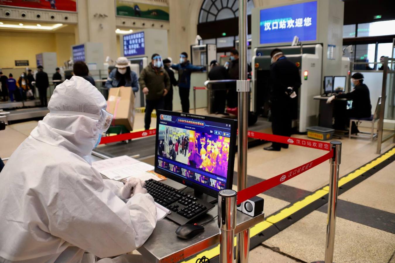 Junto a los controles de seguridad, también se vigila la temperatura de los viajeros en las estaciones de tren de Wuhan, como esta de Hankou. 