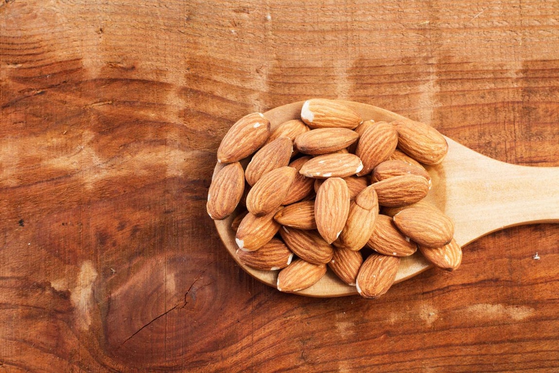 Almendras. Con más fibra dietética que las alcachofas están las almendras. Este <a href="https://www.abc.es/bienestar/alimentacion/abci-punado-frutos-secos-puede-hacer-salud-202002120411_noticia.html" target="_blank">fruto seco</a> que puede tomarse crudo, tostado, con sal, con cáscara... Las almendras crudas tienen 8,3 gramos de fibra por cada 100 gramos del alimento, tal y como cuentan los expertos de la Bedca.