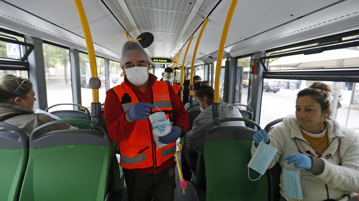 El reparto de mascarillas en Córdoba, en imágenes