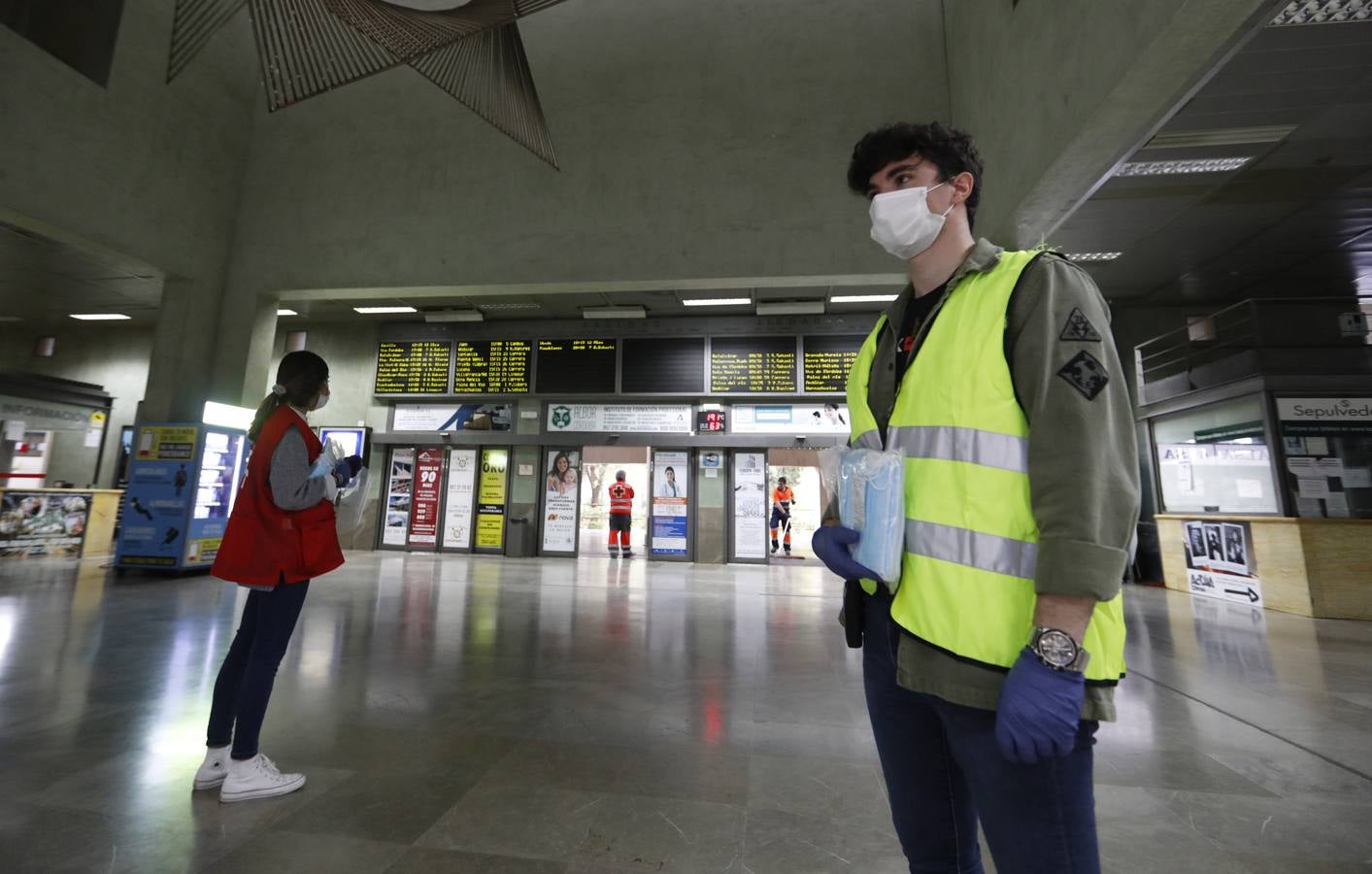 El reparto de mascarillas en Córdoba, en imágenes