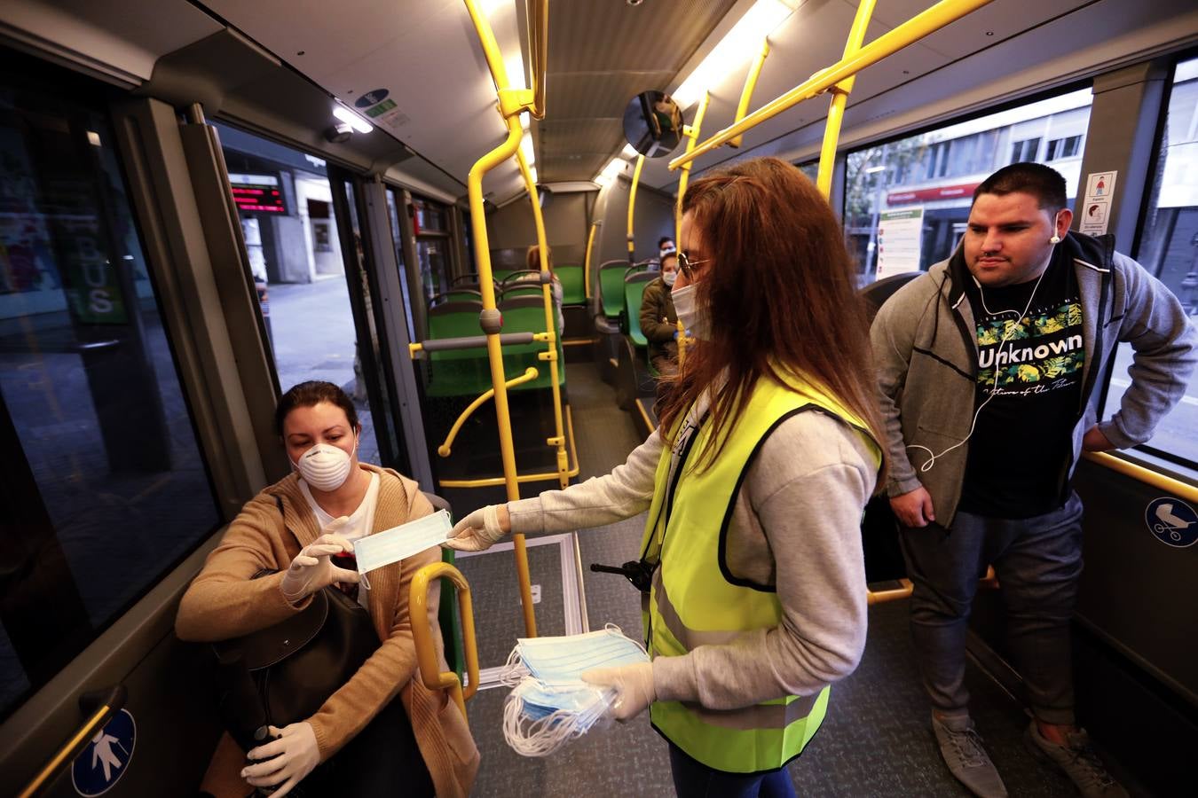 El reparto de mascarillas en Córdoba, en imágenes