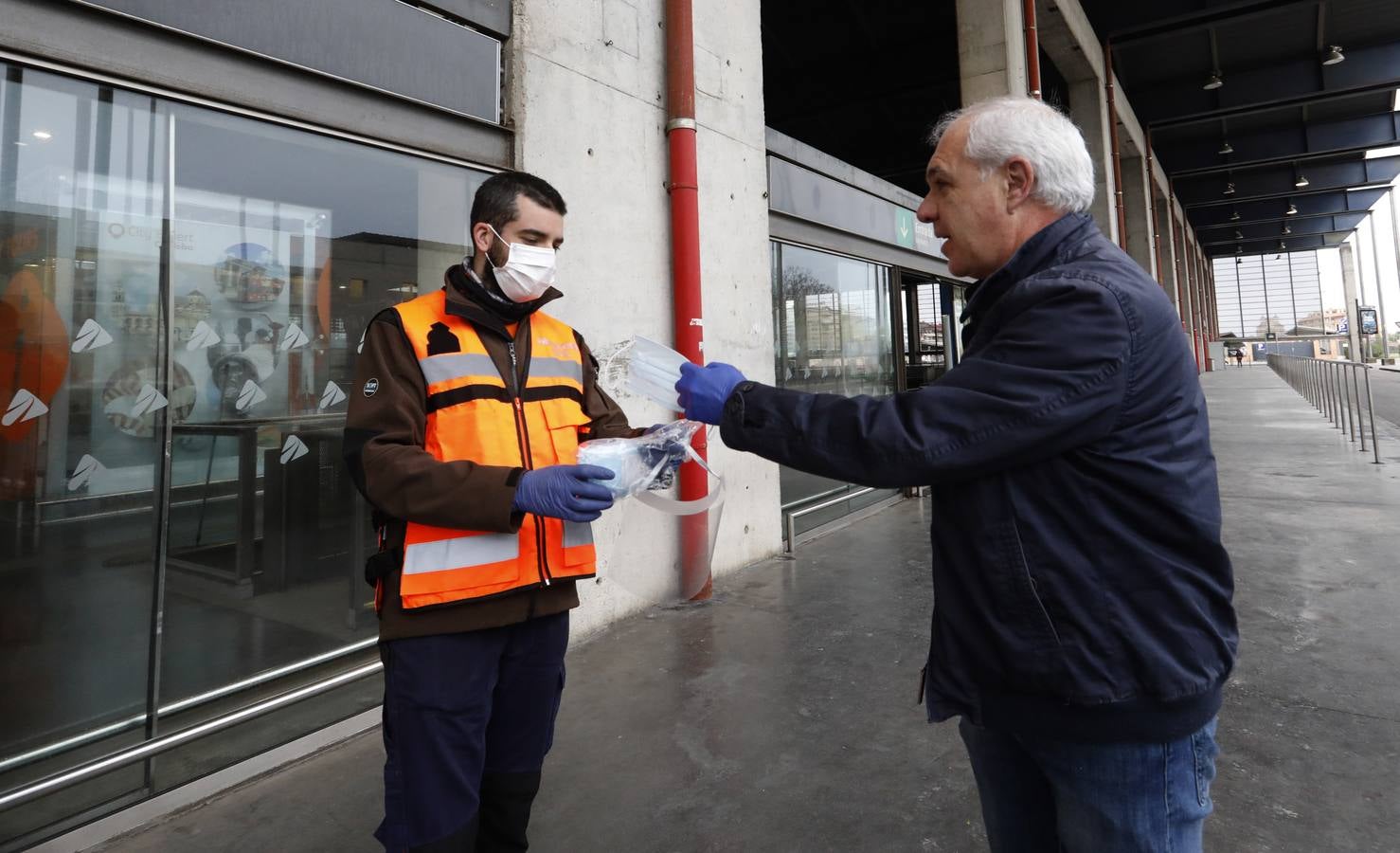 El reparto de mascarillas en Córdoba, en imágenes