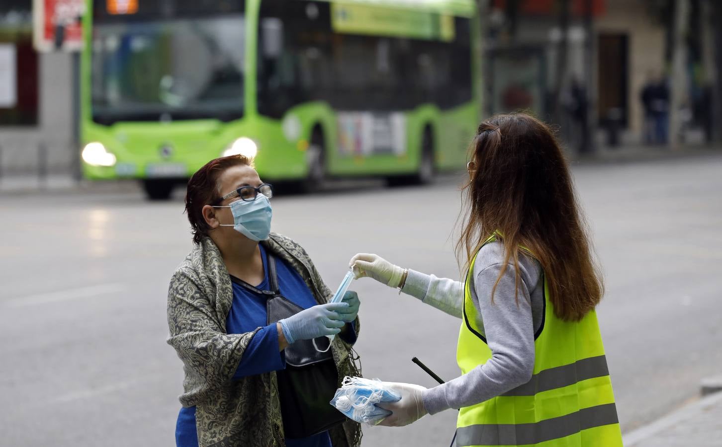 El reparto de mascarillas en Córdoba, en imágenes