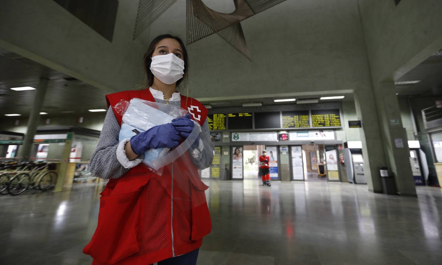 El reparto de mascarillas en Córdoba, en imágenes