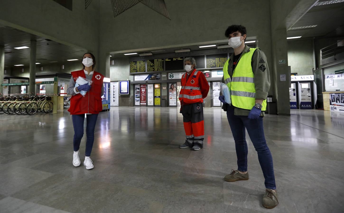 El reparto de mascarillas en Córdoba, en imágenes