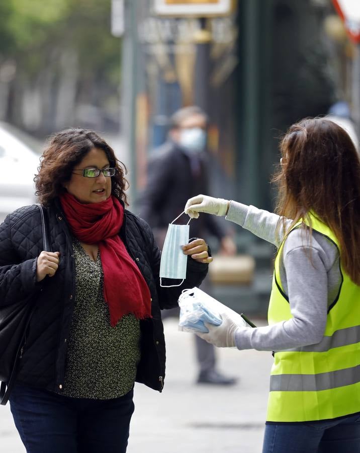 El reparto de mascarillas en Córdoba, en imágenes