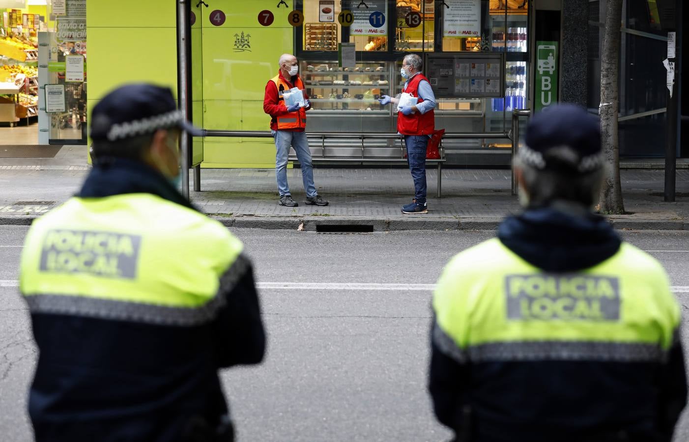 El reparto de mascarillas en Córdoba, en imágenes