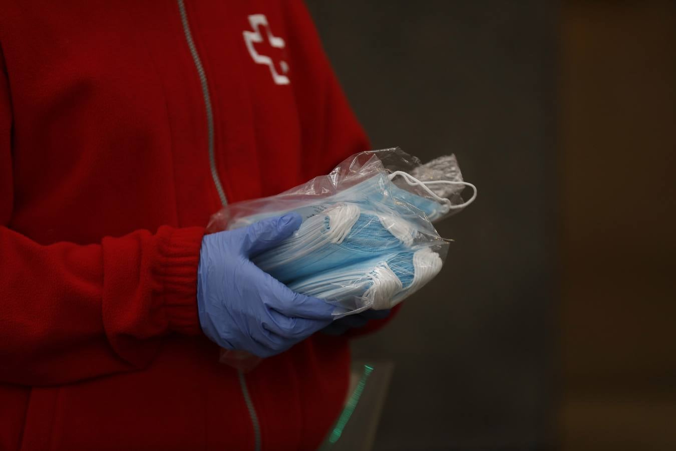 El reparto de mascarillas en Córdoba, en imágenes