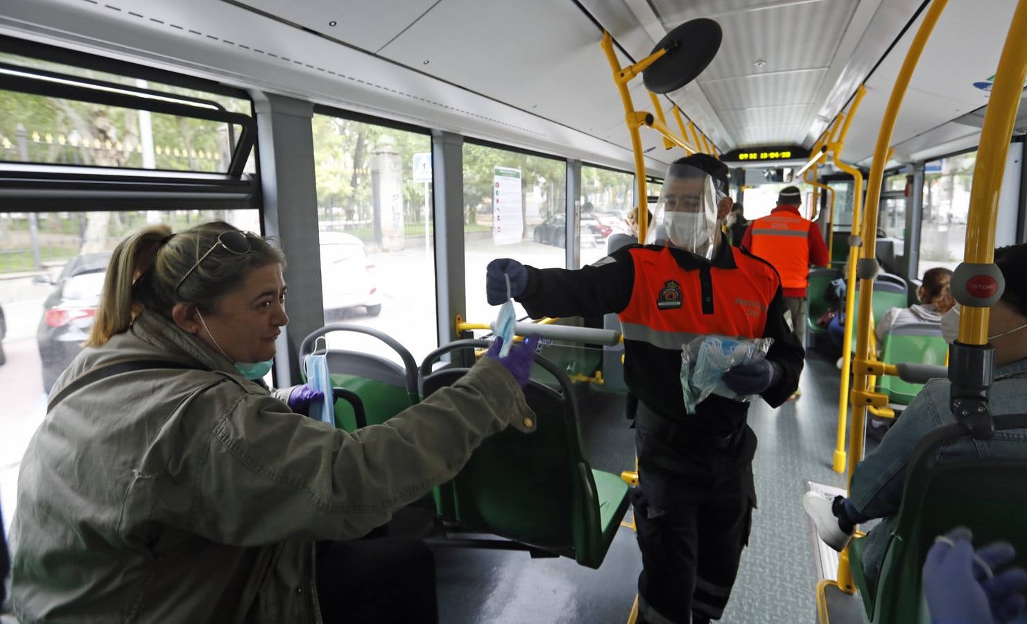 El reparto de mascarillas en Córdoba, en imágenes