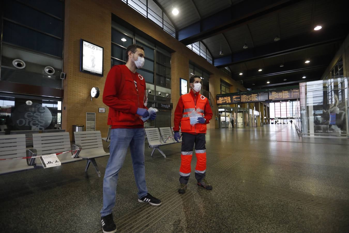 El reparto de mascarillas en Córdoba, en imágenes