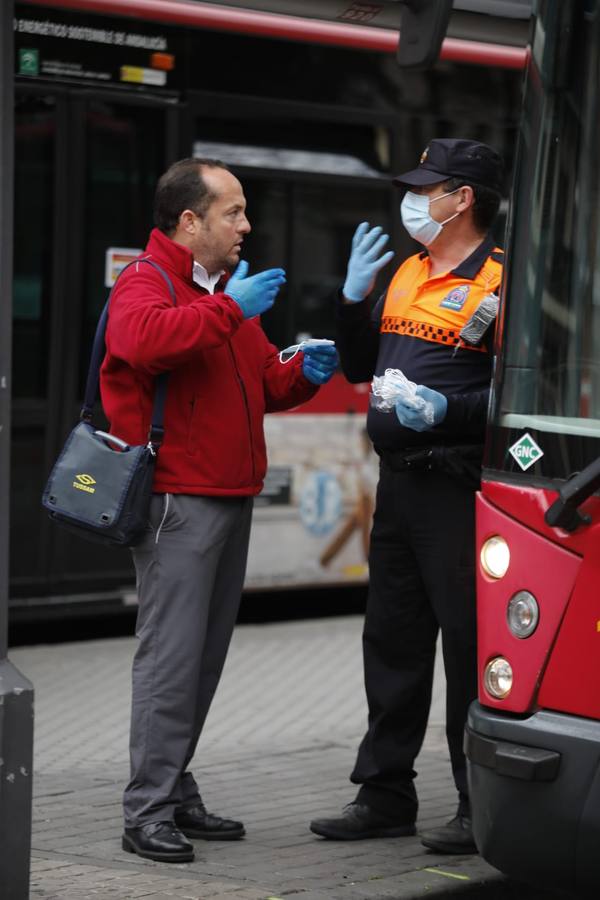 Así está siendo el reparto de mascarillas en Sevilla para combatir el coronavirus