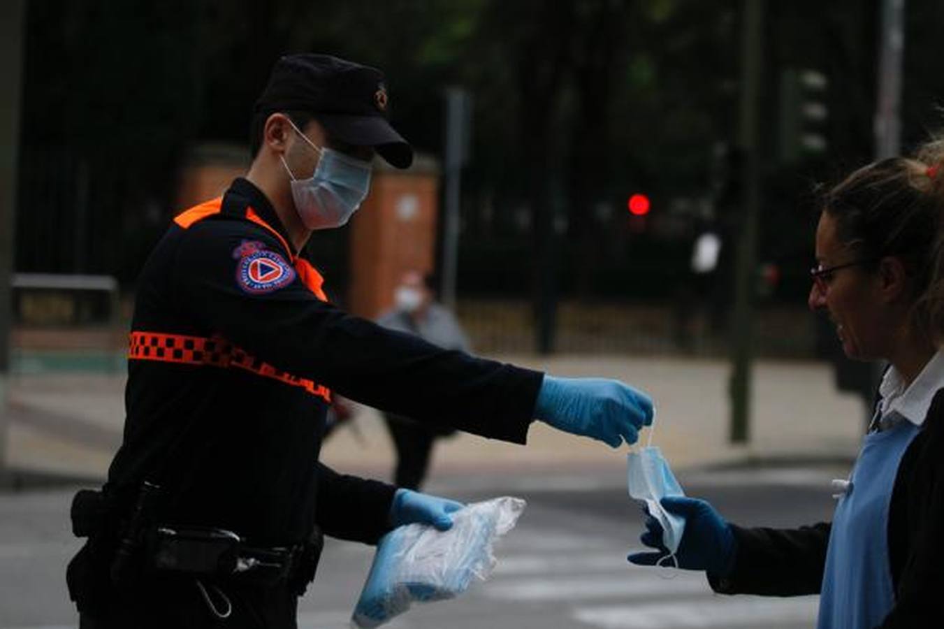 Así está siendo el reparto de mascarillas en Sevilla para combatir el coronavirus