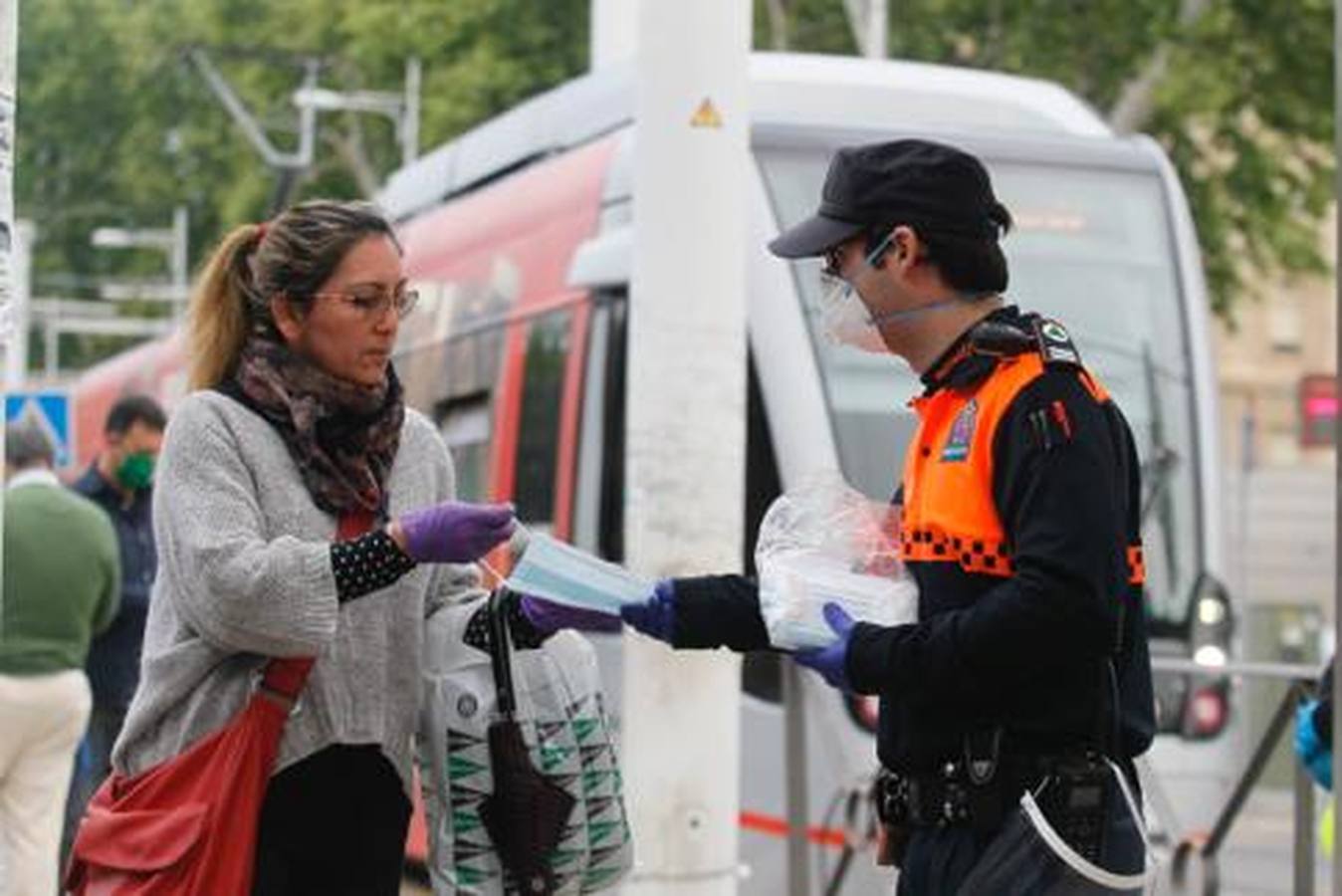 Así está siendo el reparto de mascarillas en Sevilla para combatir el coronavirus