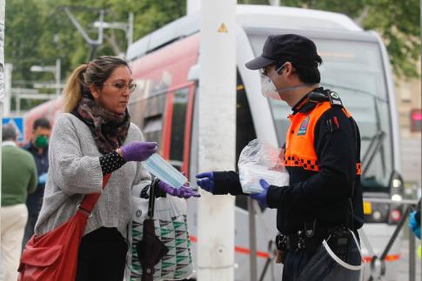 Así está siendo el reparto de mascarillas en Sevilla para combatir el coronavirus