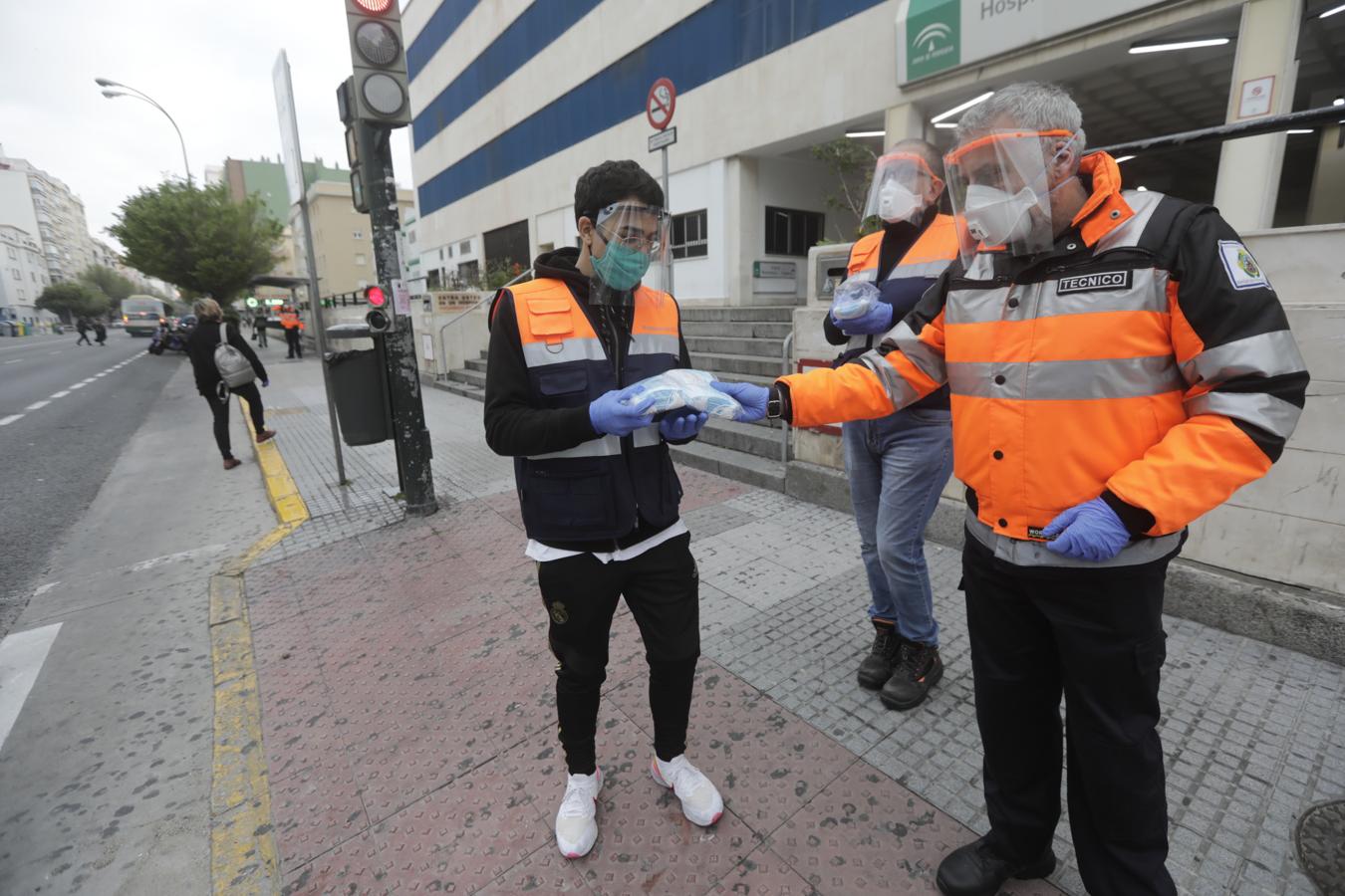 Tranquilidad y poca afluencia en el primer reparto de mascarillas en Cádiz