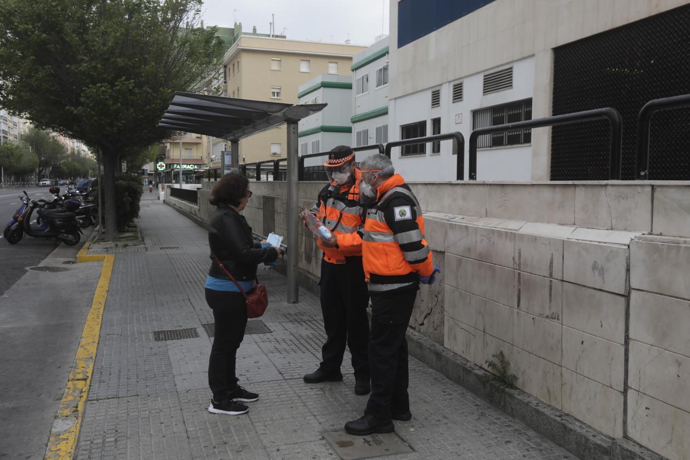 FOTOS: Reparto de mascarillas entre los usuarios del transporte público de Cádiz