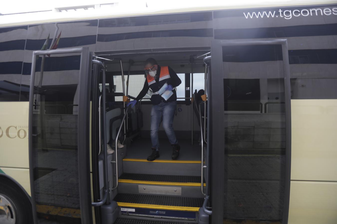 FOTOS: Reparto de mascarillas entre los usuarios del transporte público de Cádiz