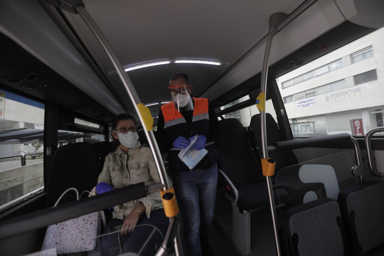 FOTOS: Reparto de mascarillas entre los usuarios del transporte público de Cádiz