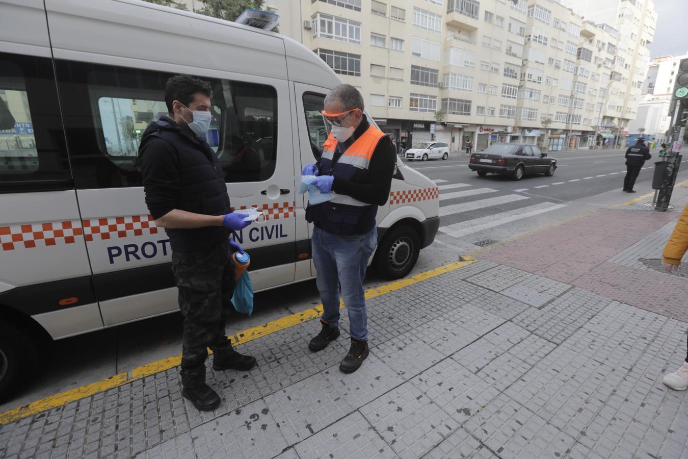 FOTOS: Reparto de mascarillas entre los usuarios del transporte público de Cádiz