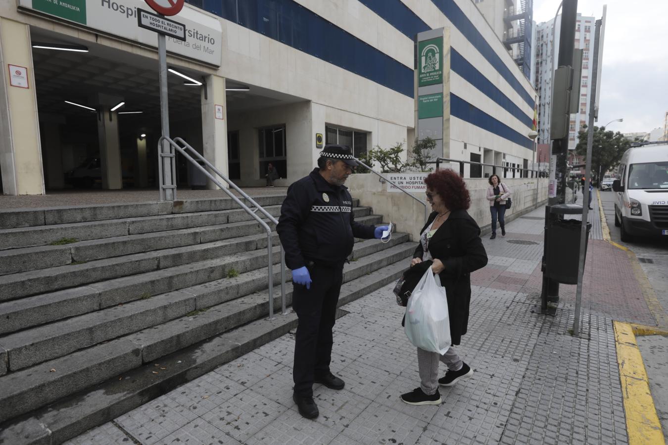 FOTOS: Reparto de mascarillas entre los usuarios del transporte público de Cádiz