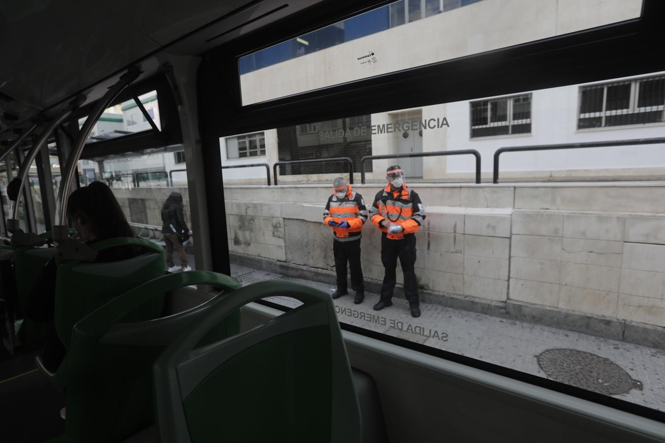 FOTOS: Reparto de mascarillas entre los usuarios del transporte público de Cádiz