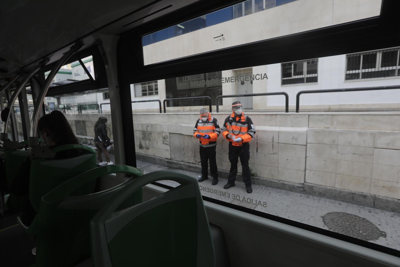 FOTOS: Reparto de mascarillas entre los usuarios del transporte público de Cádiz