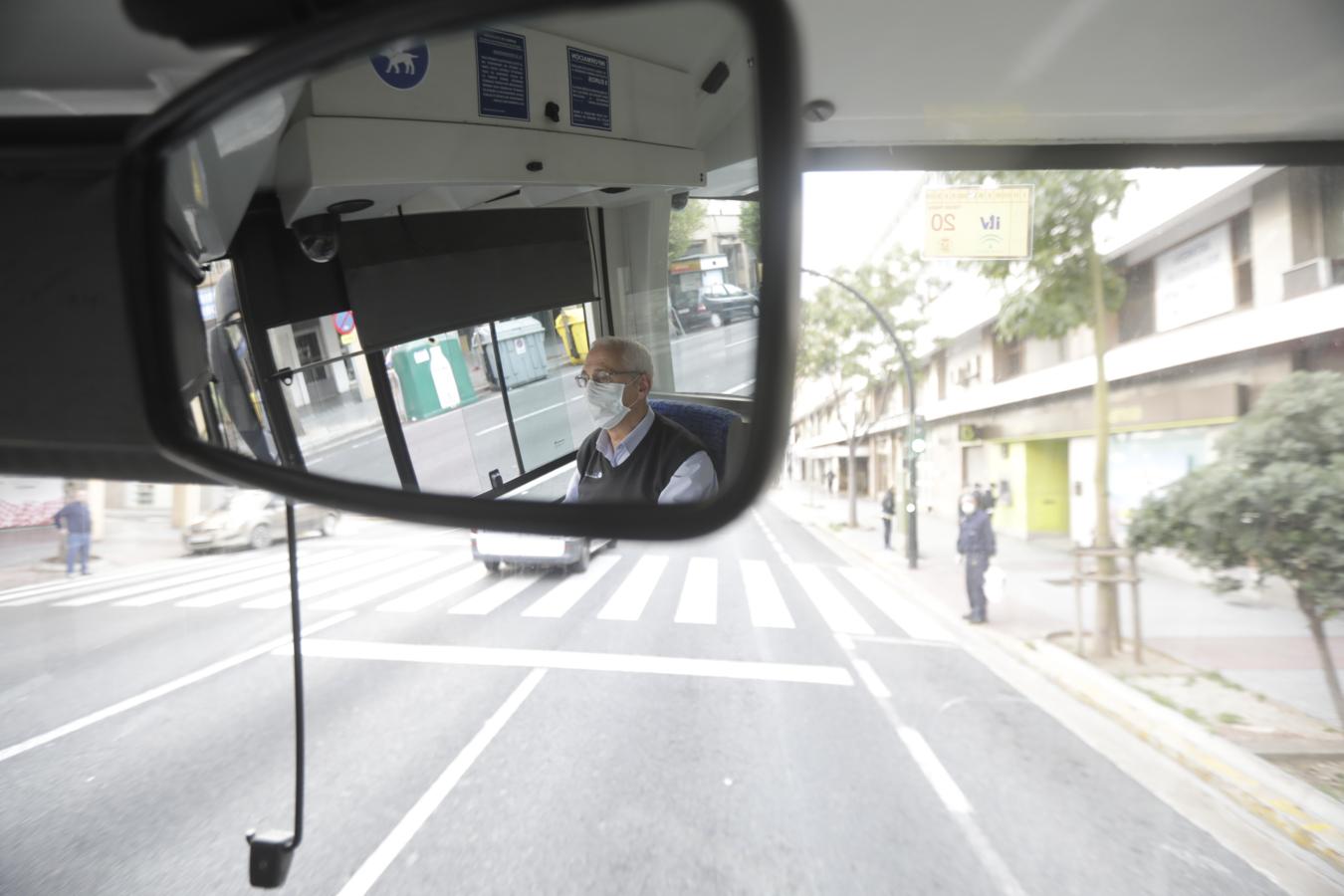 FOTOS: Reparto de mascarillas entre los usuarios del transporte público de Cádiz