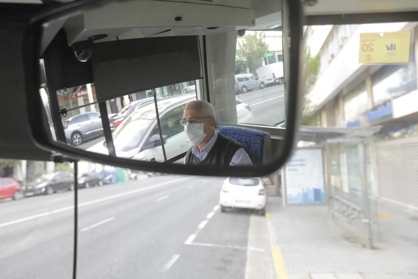 FOTOS: Reparto de mascarillas entre los usuarios del transporte público de Cádiz