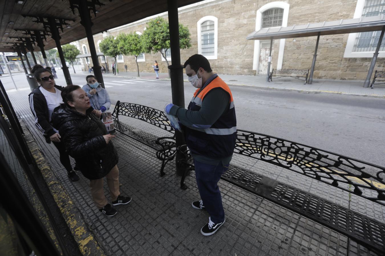 FOTOS: Reparto de mascarillas entre los usuarios del transporte público de Cádiz