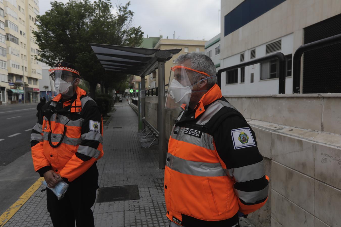 FOTOS: Reparto de mascarillas entre los usuarios del transporte público de Cádiz