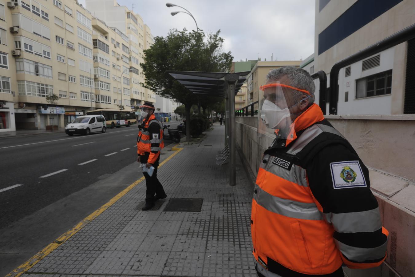 FOTOS: Reparto de mascarillas entre los usuarios del transporte público de Cádiz