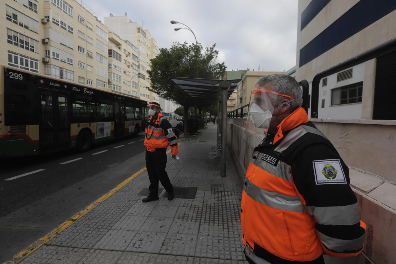 FOTOS: Reparto de mascarillas entre los usuarios del transporte público de Cádiz