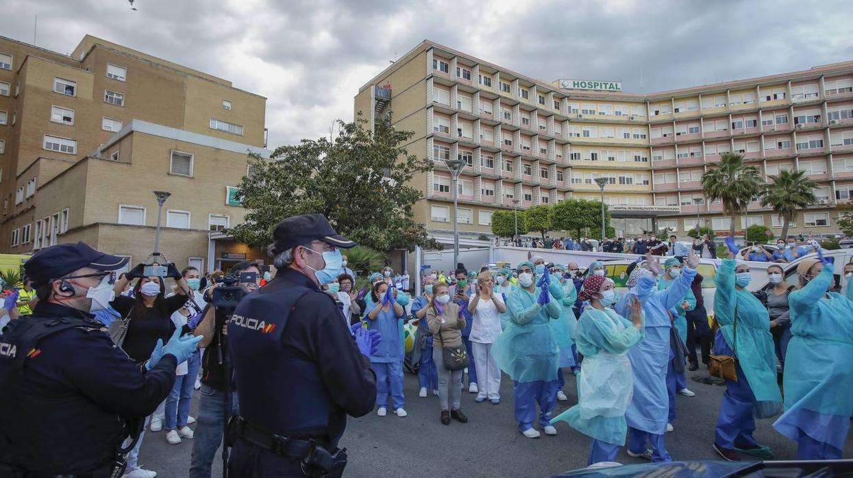 Aplausos al esfuerzo en el Hospital Virgen del Rocío