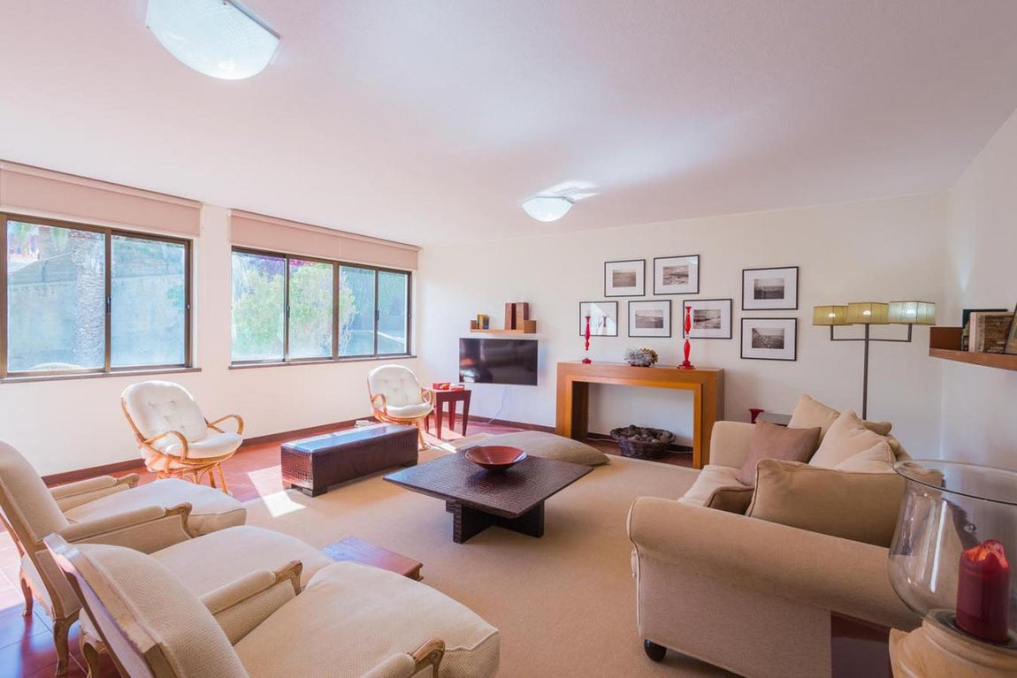 Decoración sencilla y elegante. La decoración es bastante sencilla, con aires clásicos y tintes retro que contrastan con el vanguardismo y minimalismo de la otra residencia del futbolista, en la que ahora reside su madre Dolores Aveiro y su hermano Hugo.