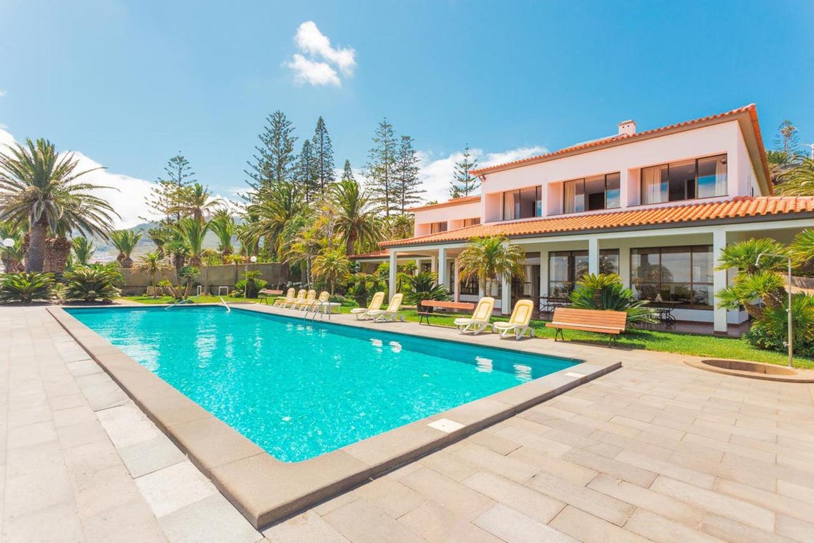 A 30km de su antigua casa. La residencia se encuentra a 30km de Funchal, concretamente en Caniçal, una localidad costera más tranquila. Con un precio de 4.000€ la semana, parece que esta mansión posee todos los requisitos para que Cristiano se encuentre totalmente cómodo.